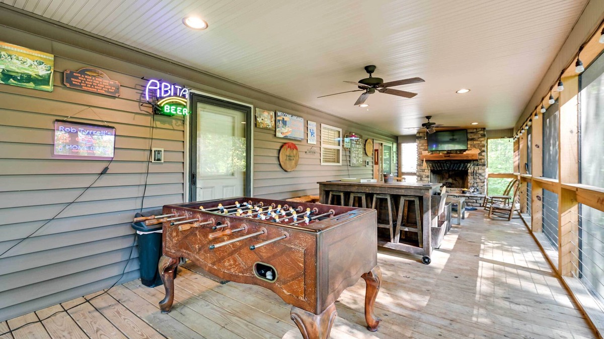 Bee Spring House | Nolin Lake Home w/Hot Tub: 15 Mi to Mammoth Cave!