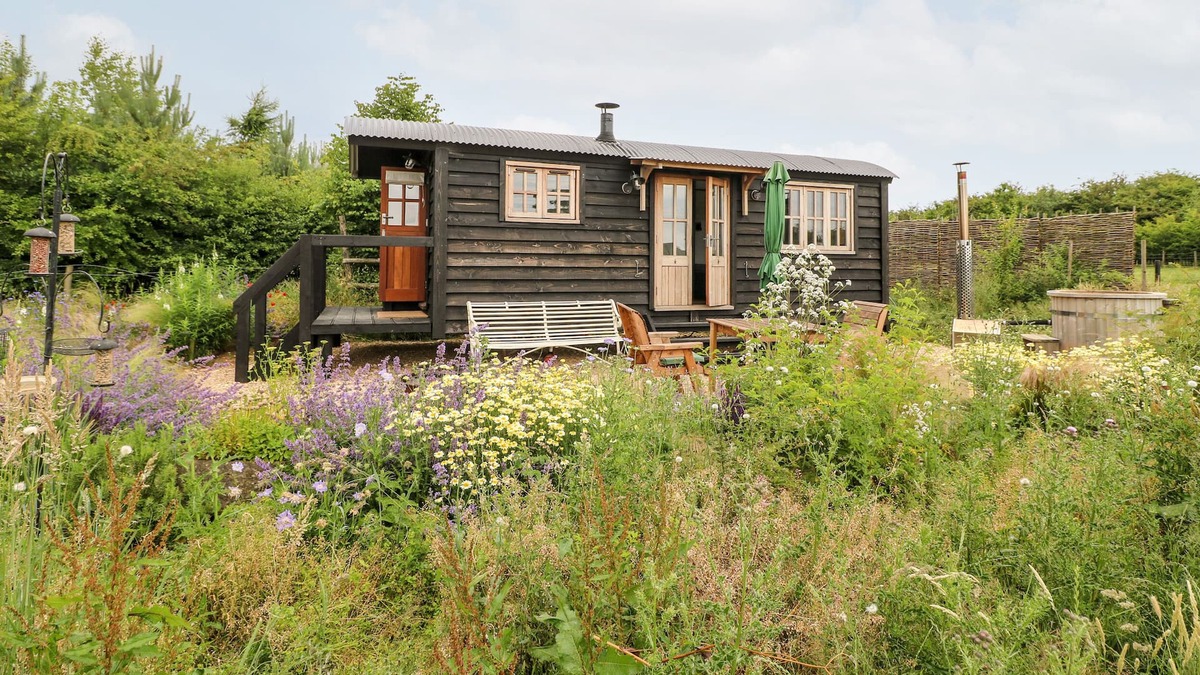 Gumley Cottage | NOMAD (SHEPHERDS HUT, pet friendly, with hot tub in Kibworth