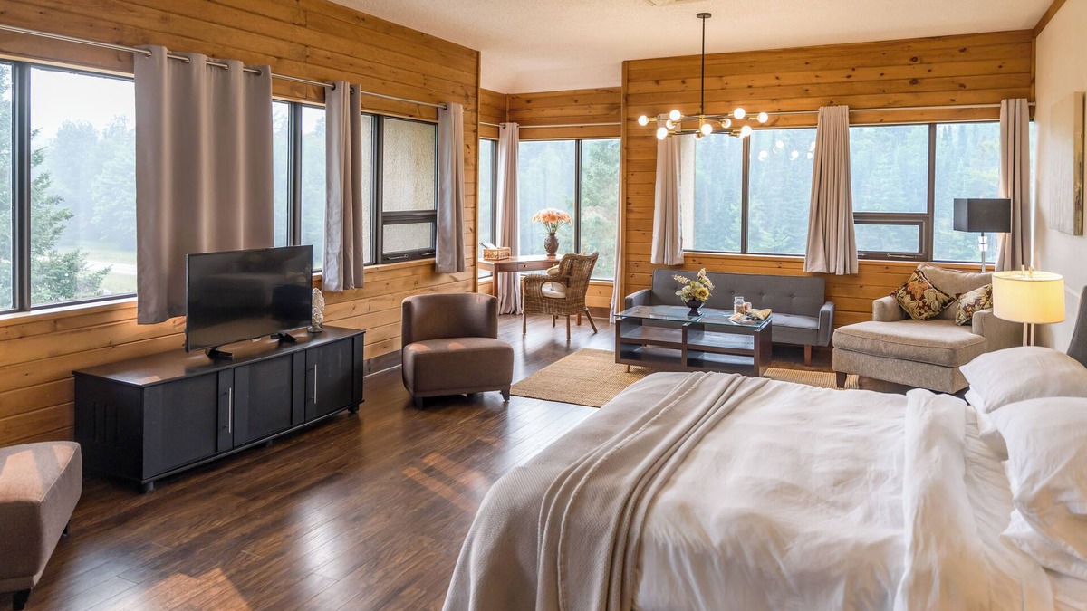 Harcourt Resort | Nomi - King Suite (303)