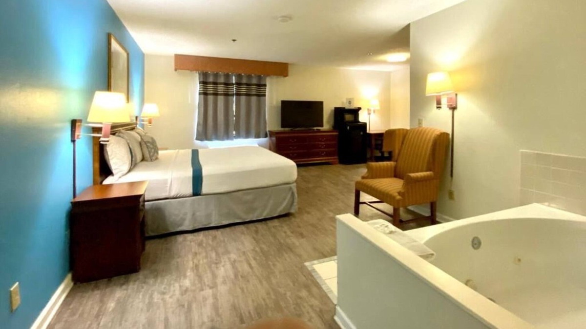 Mount Vernon House | Non-smoking King Jacuzzi Room at FairBridge Inn Express Mt Vernon