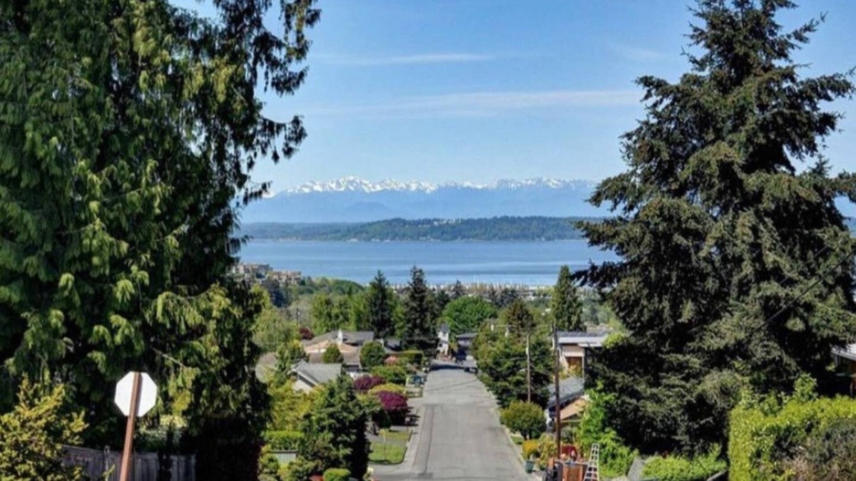 The Bowl of Edmonds Apartment | NON SMOKING Private Suite in Edmonds Bowl w Sound view.