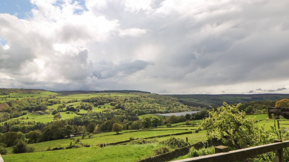 Hollow Meadows Cottage | NOOK FARM HOLIDAY COTTAGE, family friendly in Stocksbridge