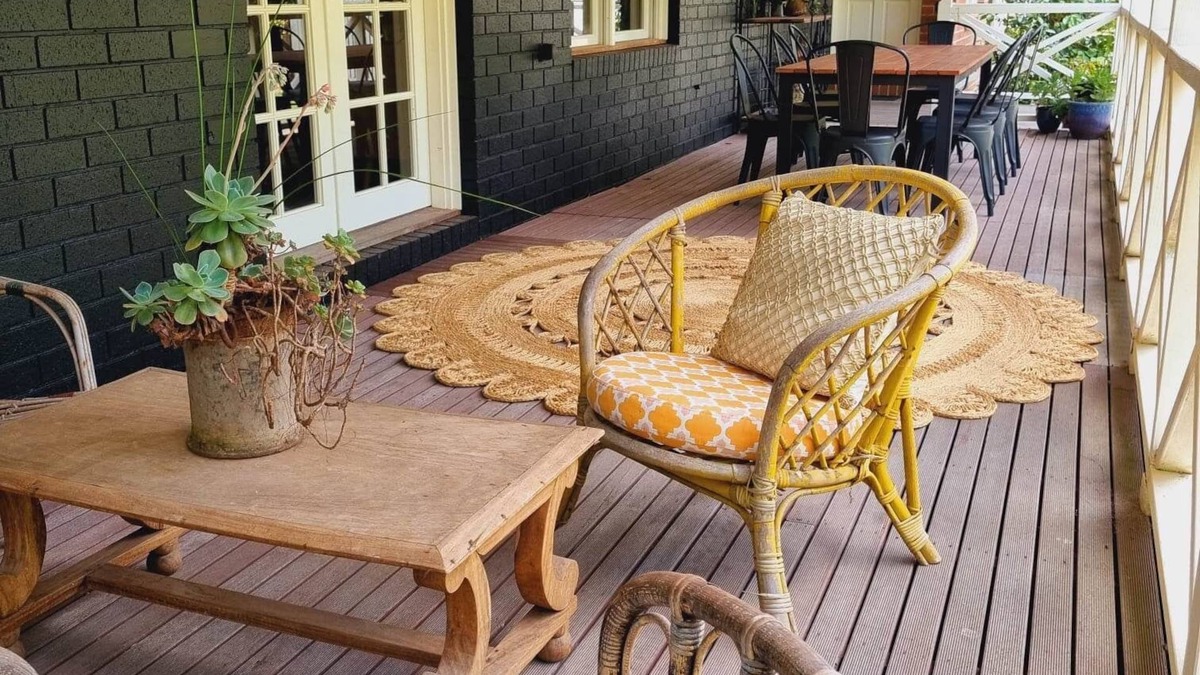Woodend House | Noonan House. 5 minute walk to the centre of town. Spacious home on half acre.