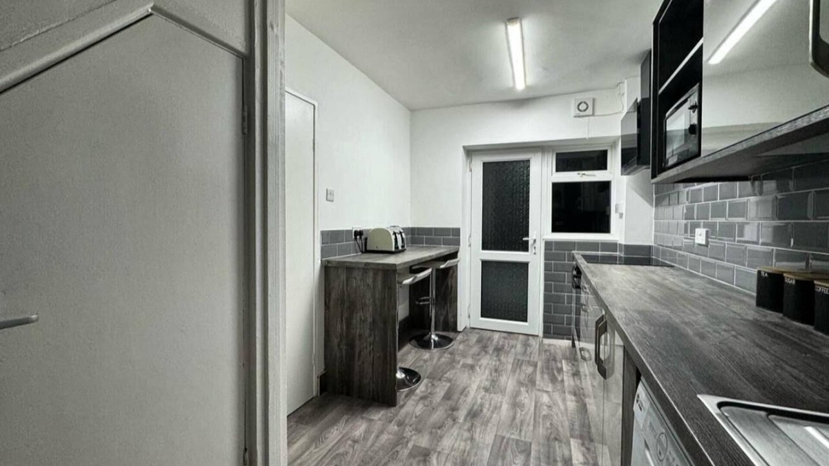 Harborne House | NOORMAK NIGHTSnYour home away from home 🏠 nContractors and family friendly