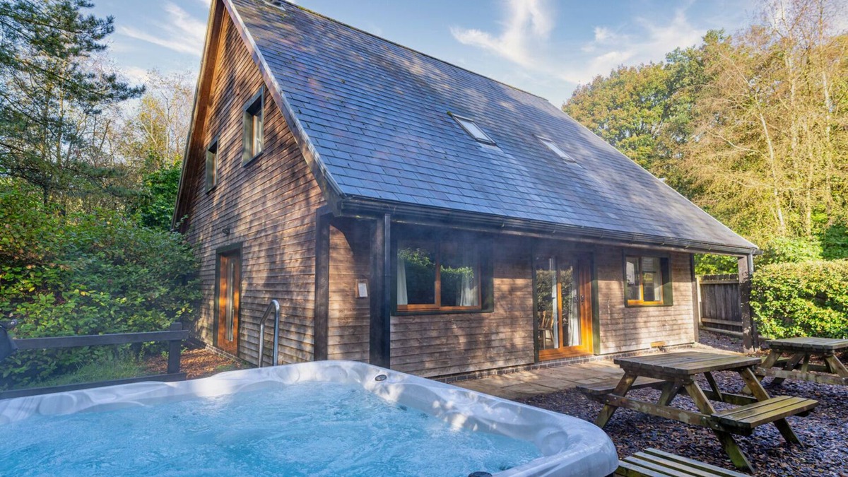 Farley Cabin | Norbury; woodland lodge for 12 with hot tub, log burner, BBQ, near Alton Towers.