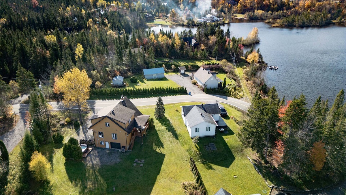 Saint-Brigitte-de-Laval House | Nordlys with hot tub - lake access & petfriendly