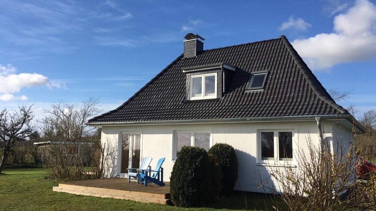 Wobbenbull House | Nordseeblick holiday home in a secluded location with sea views and dog