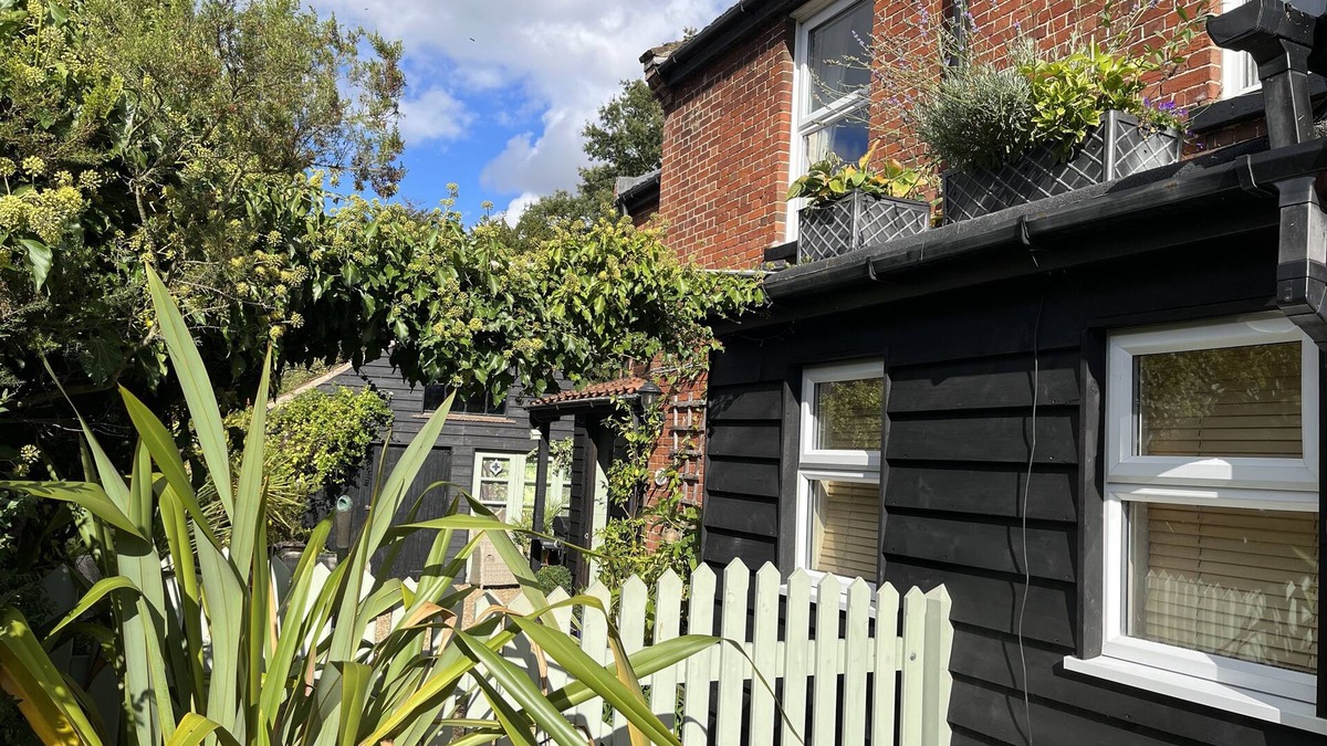 Geldeston House | Norfolk Broads Comfy Cottage. 500 yds River. Suffolk Broadland Village/Beach Hut