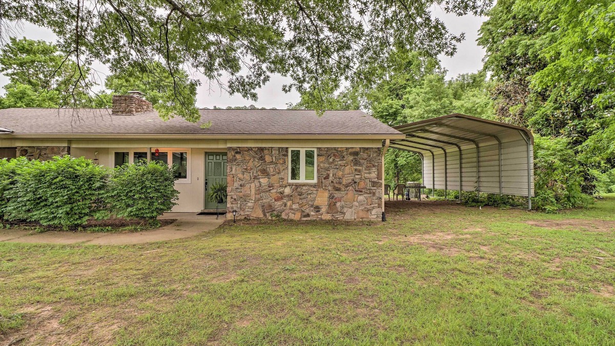 Norfork House | Norfork Getaway: Walk in White River Access!