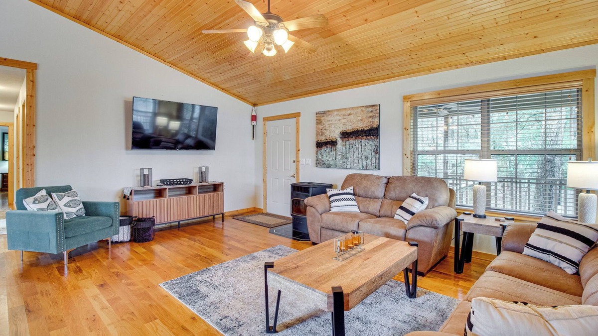 Elizabeth Cabin | Norfork Lake Access: Cabin w/Deck & Water View!