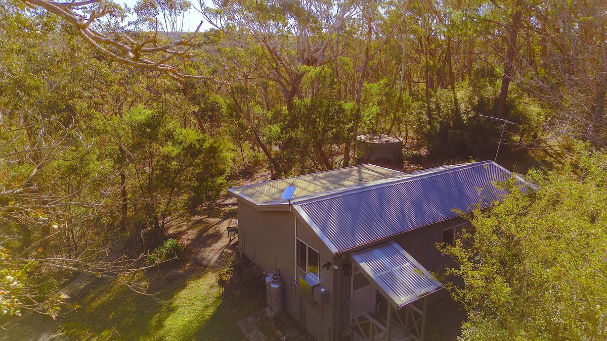 Faulconbridge Cottage | Norman Lindsay Cottage - Wilderness Cabin, A/C, BBQ, Smart TV, Norman Lindsay Gallery Estate