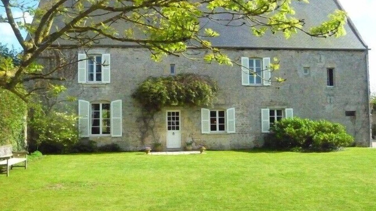 Colleville-sur-Mer House | Normandy DDay site - Omaha beach 800m - Renovated 17th century cottage - large enclosed garden