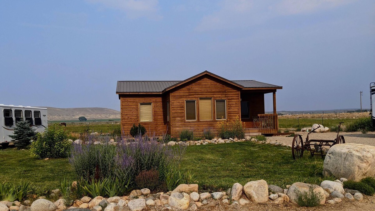 Clark House | North 40 Cabin, located on a working cattle ranch, with panoramic mountain views!