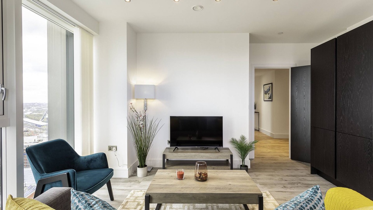 East Acton Apartment | North Acton III - 2Bed King/Twin + 2Bath + Balcony