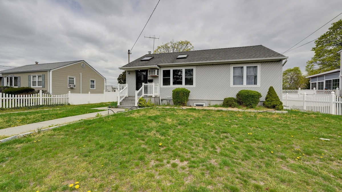 North Babylon House | North Babylon Home, Near Belmont Lake State Park!
