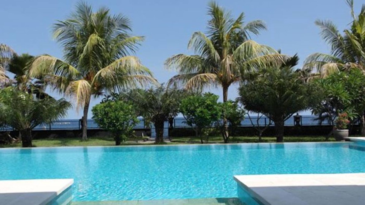 Kalisada Villa | North Bali Beachfront Villa. 10 guests.