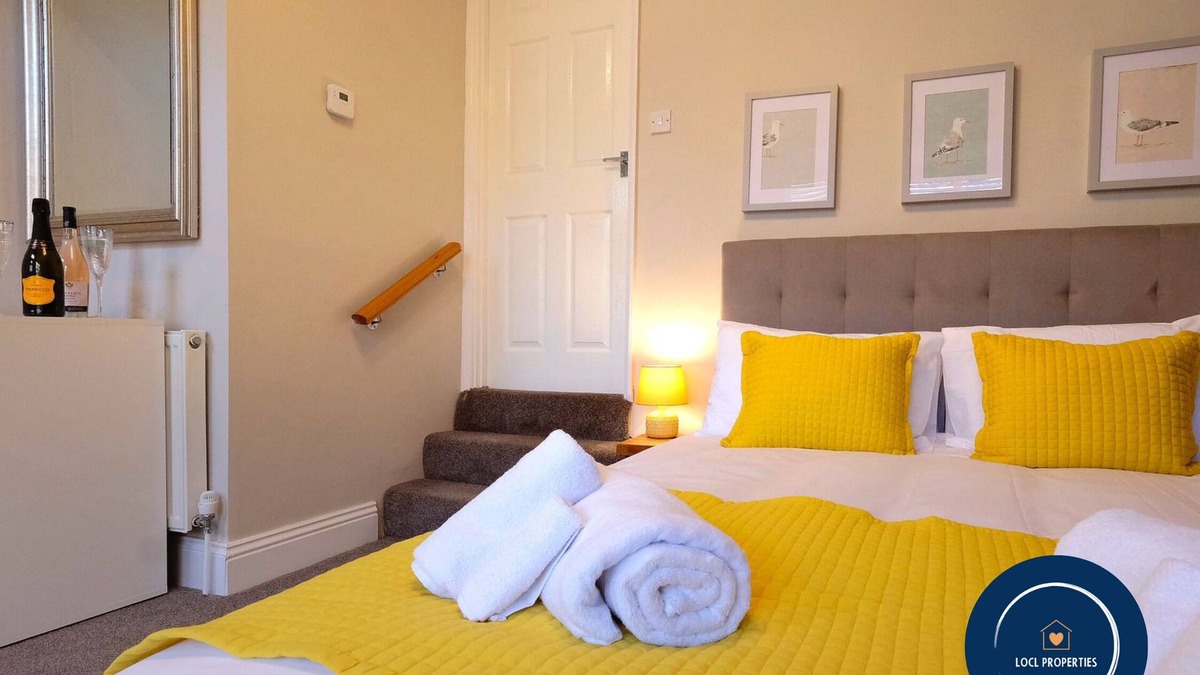 Scarborough Apartment | North Bay Cabin 1 Bedroom Apartment Near The Beach. Pet Friendly.