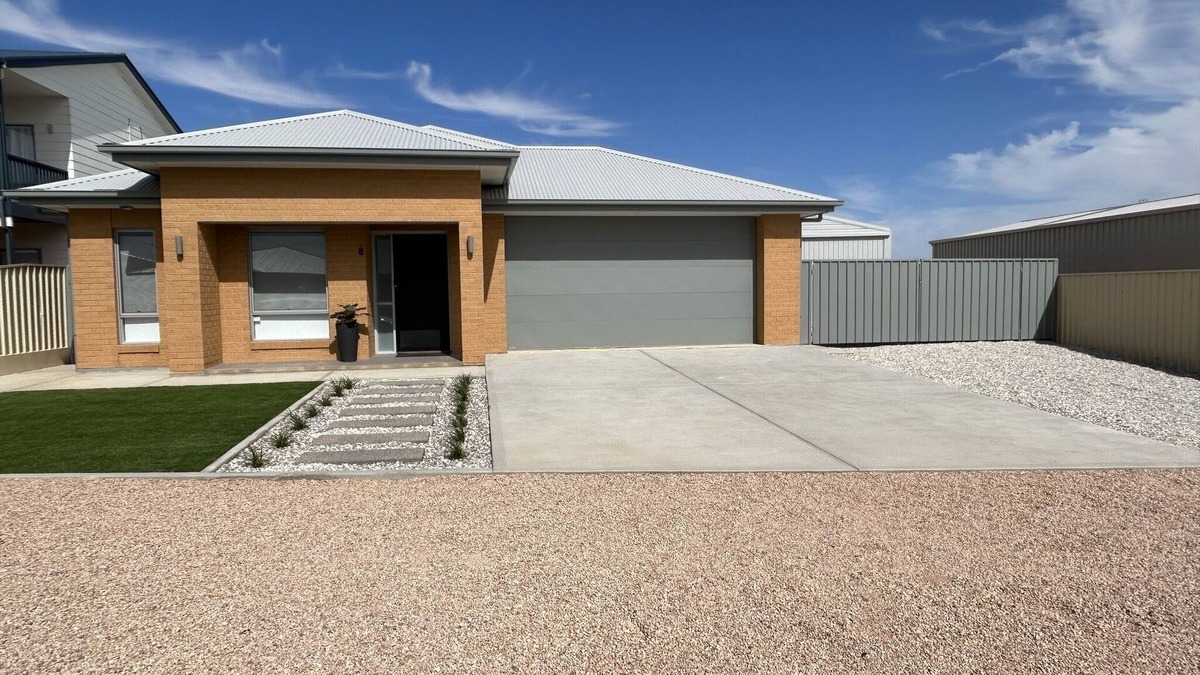 Wallaroo Plain House | 'North Beach Getaway '.New luxury home, perfect for families, 600m walk to beach