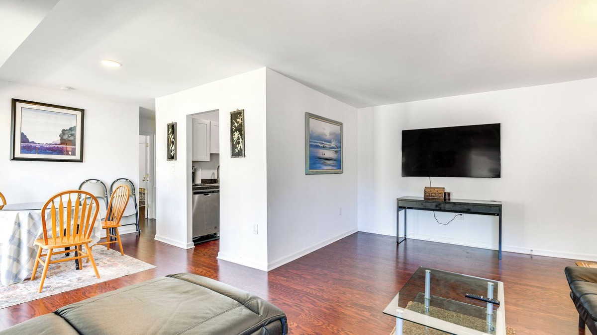 North Bethesda Apartment | North Bethesda Apartment w/Community Pool!