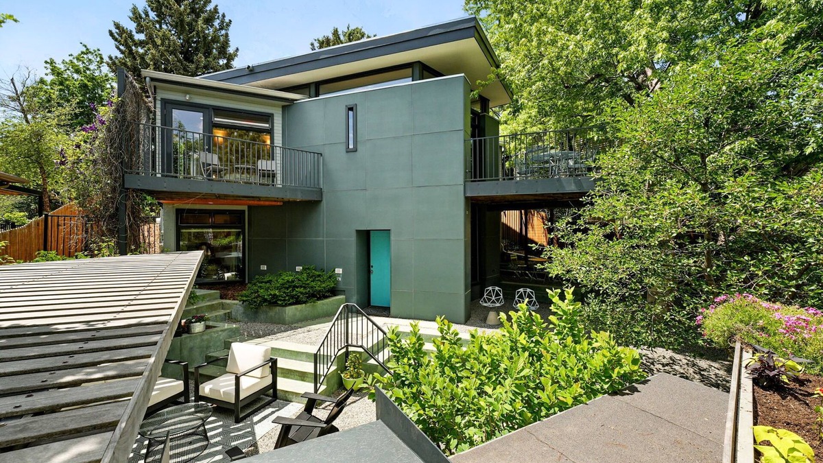Newlands House | North Boulder Park Retreat with Concrete, Metal and Light