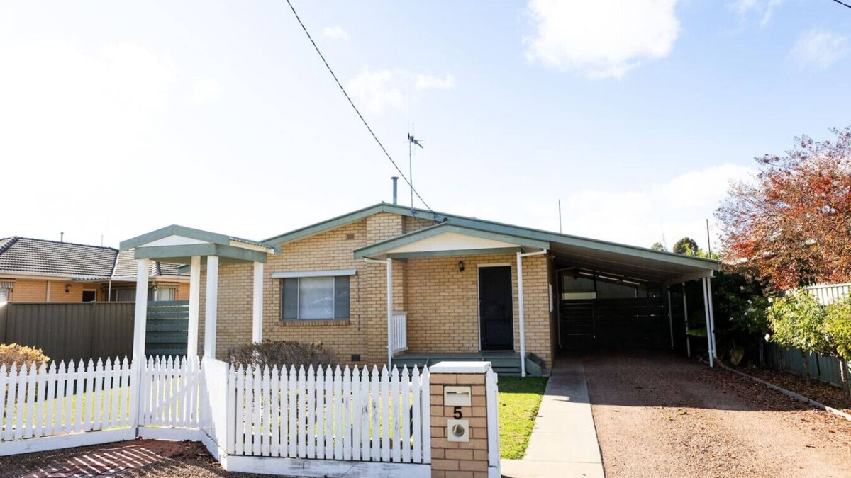 Shepparton House | North Central Spacious Charmer