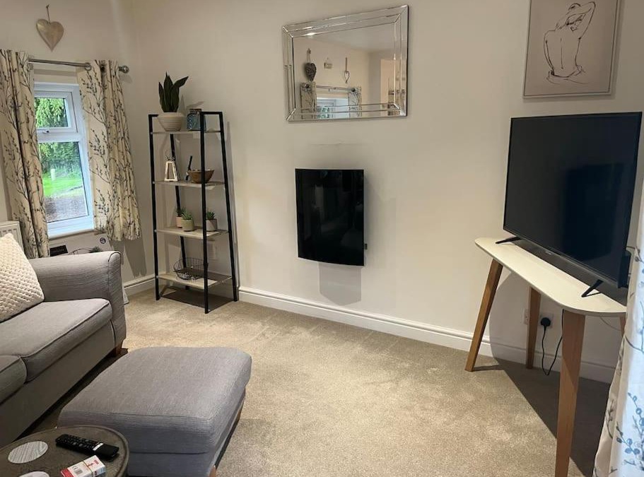 Macclesfield House | North Cottage Marlfields Hall, Stunning Location