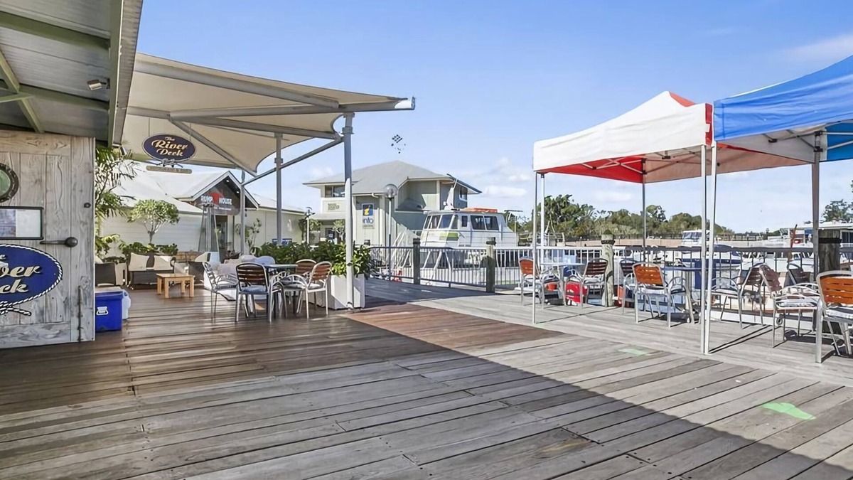 Tewantin Apartment | NORTH FACING STONES THROW TO THE RIVER