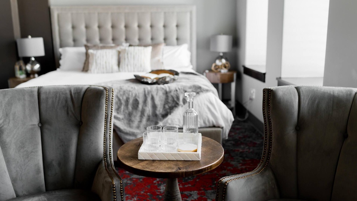Logan Apartment | North Flat Luxury Suite - 450 Sq Ft Overlooking Center Street