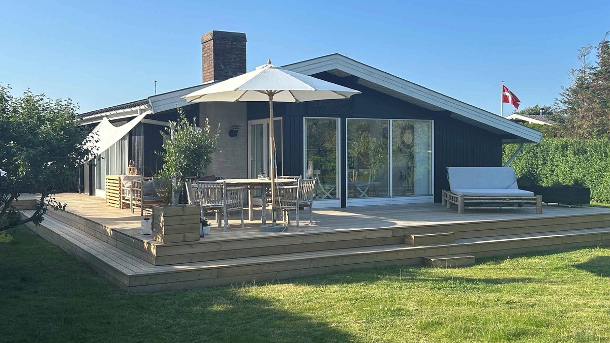 Skastrup Strand House | North Funen summer idyll by the water