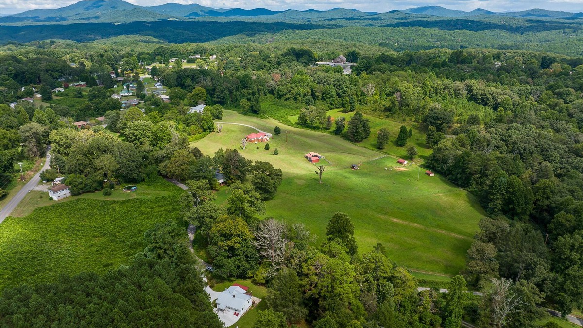 Blue Ridge Cottage | North Georgia Cottage minutes from Blue Ridge and McCaysville!