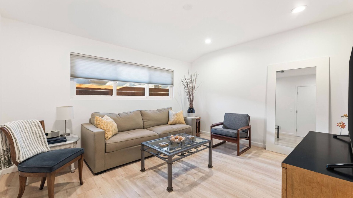 North Hills West Cottage | North Hills Private Guest Cottage, Laundry, Wi-Fi, Kitchen. Pets welcome
