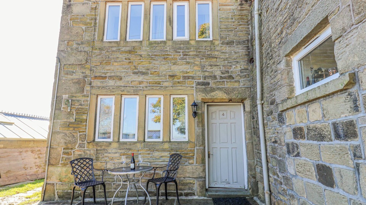 Oxenhope Cottage | NORTH IVES COTTAGE, pet friendly, with a garden in Oxenhope