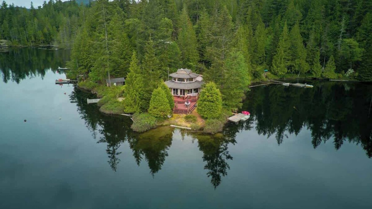 Egmont House | North Lake Waterfront Home