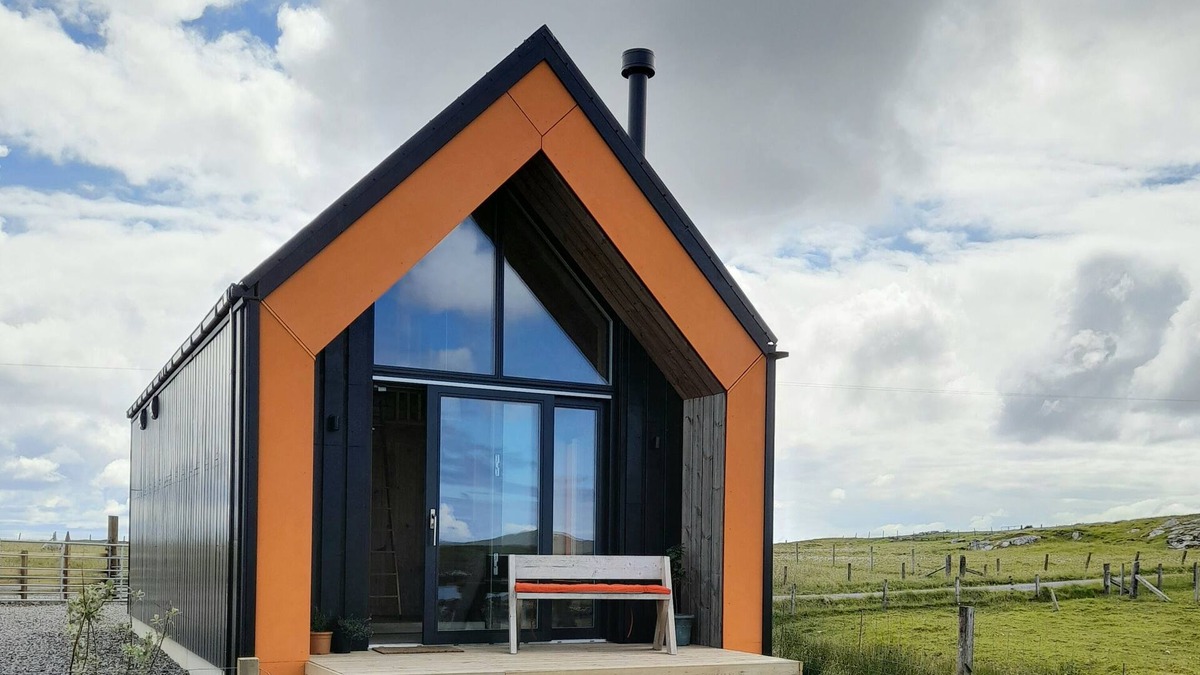 North Uist Cottage | NORTH LIGHT STUDIO, pet friendly in Lochmaddy, North Uist