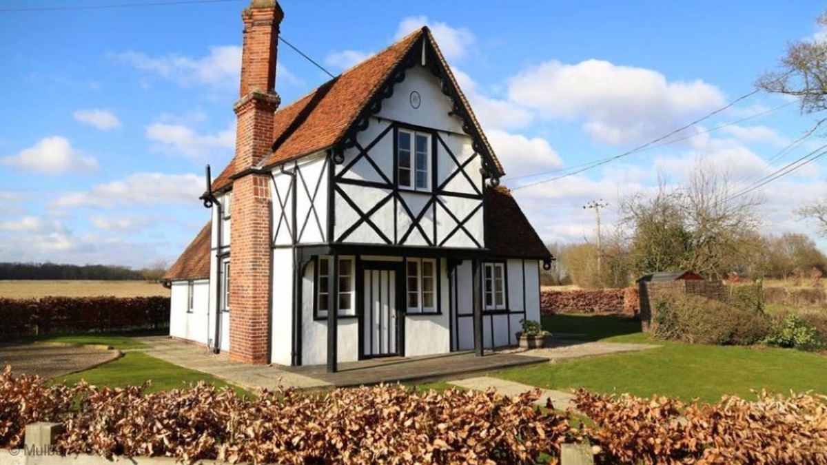 Braintree Cottage | North Lodge historic self-catering detached cottage with garden, parking & pets