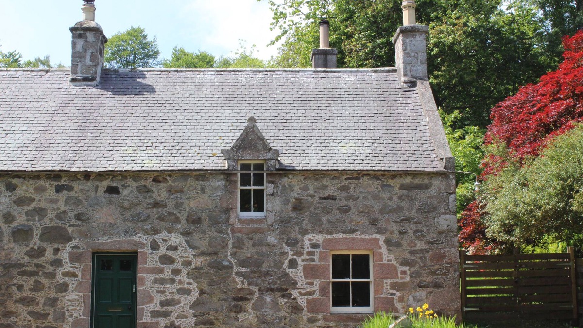 Alford Cottage | NORTH MAINS COTTAGE - CRAIGIEVAR CASTLE in Alford, Aberdeenshire