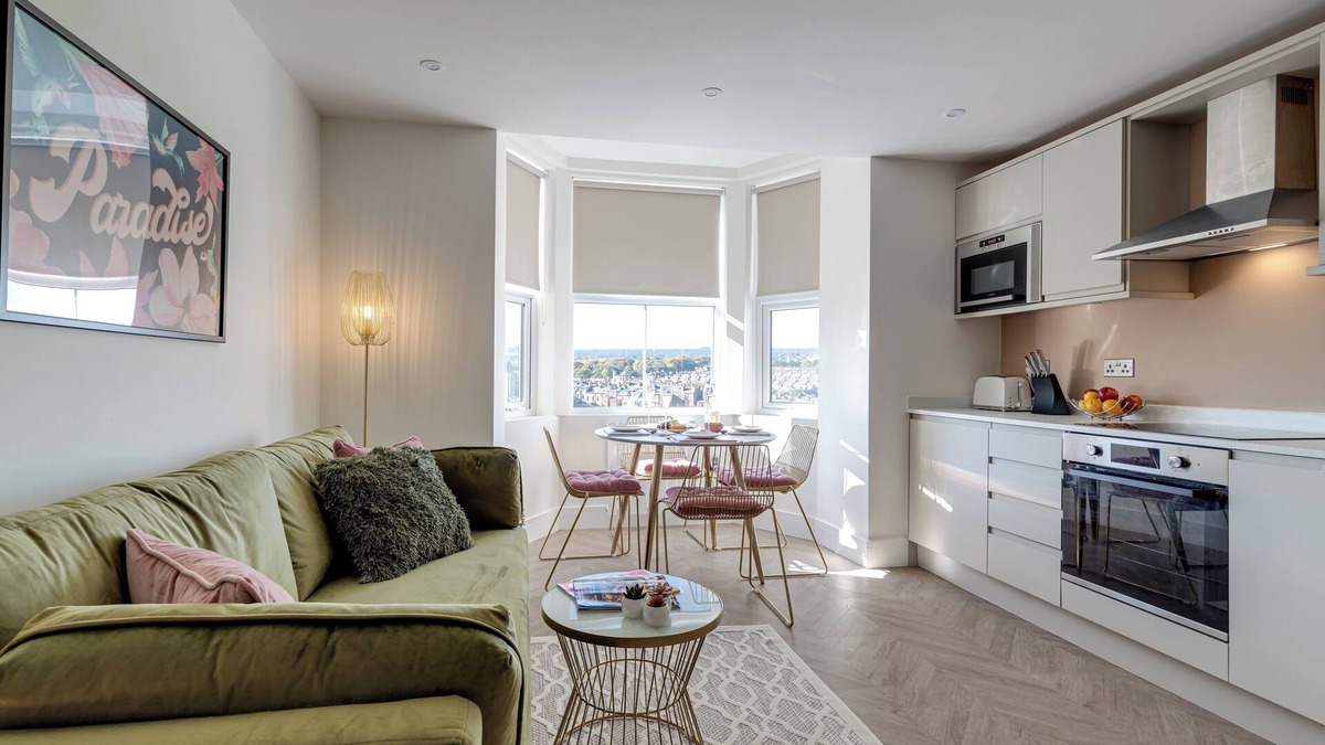 Scarborough Apartment | North Marine Villa - Apt 3 - Second floor modern apartment near North Bay Beach.