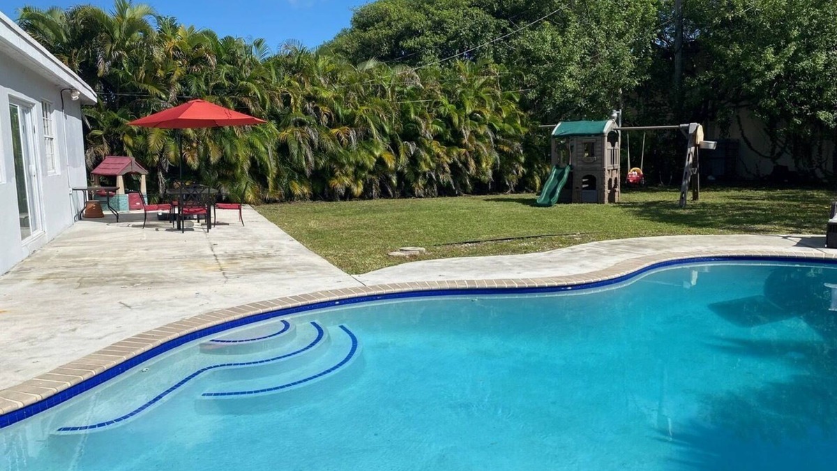 Ives Estates House | north miami house family-size w/pool and BBQ