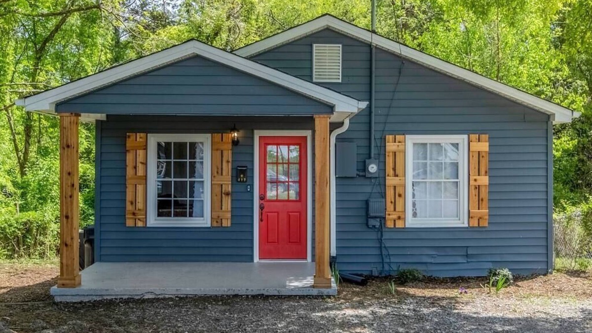 Dallas House | North of Gastonia Cute Cottage w/Comfort & Style