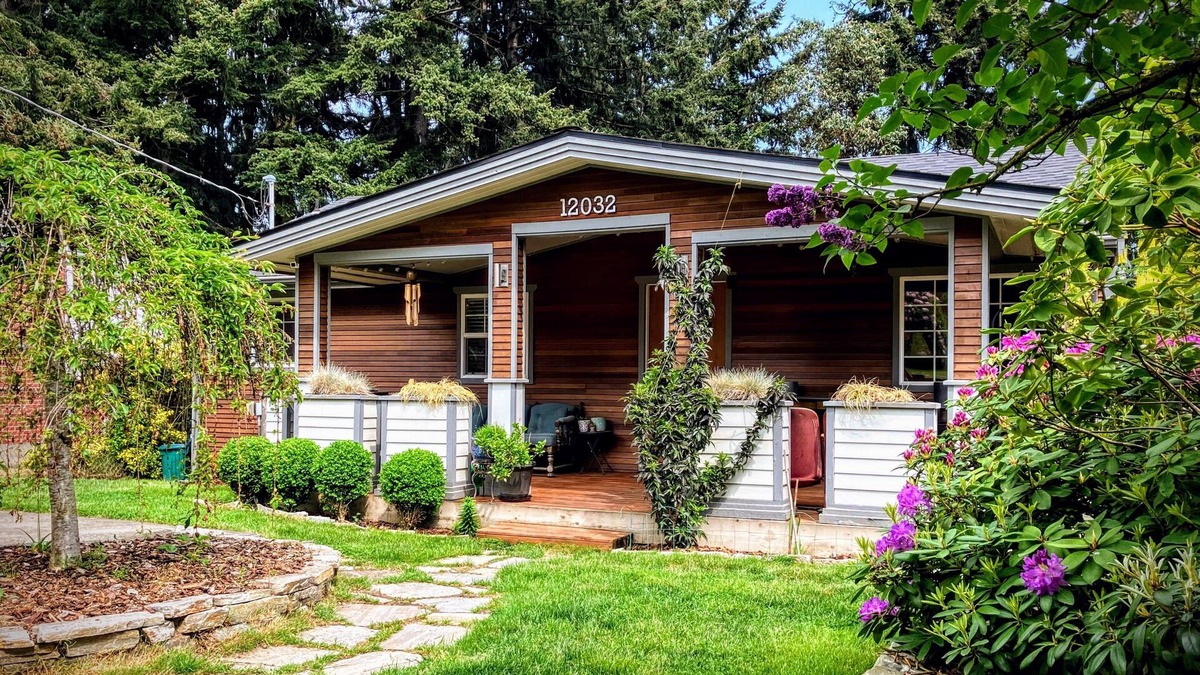 Northgate House | North Seattle bungalow near light rail and I-5.
