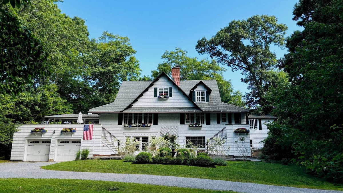 Shoreham House | North Shore Four-Bedroom Country Manor