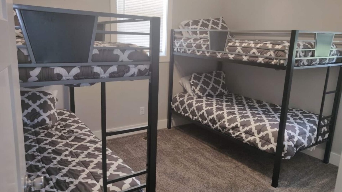 St. Charles House | North Shore Oasis - 5 minutes from the lake!