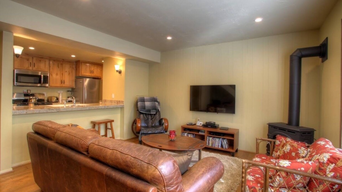 Lake Forest Condo | North Tahoe Condo, 2 Pools, Hot Tub, 0.5m easy walk to beach. Lvl 2 EV Charger