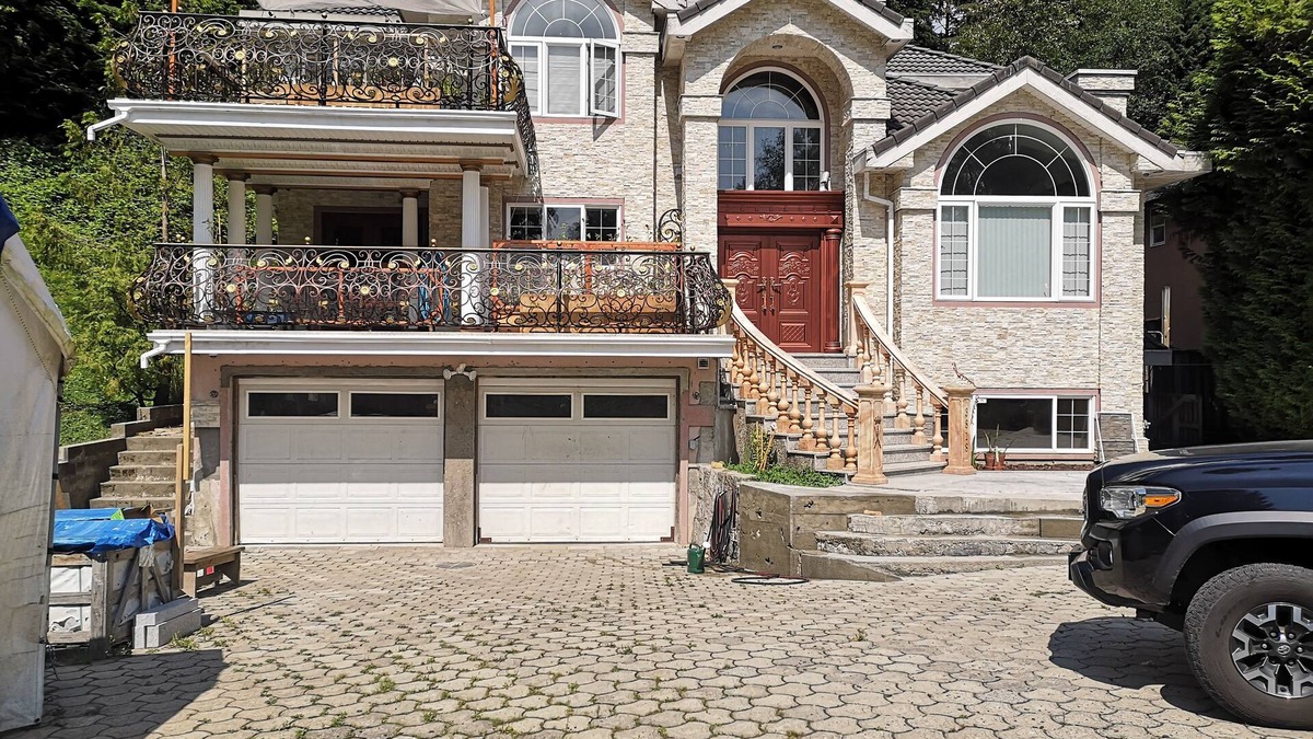District of North Vancouver Apartment | North Vancouver Rental - Block Away From Ocean