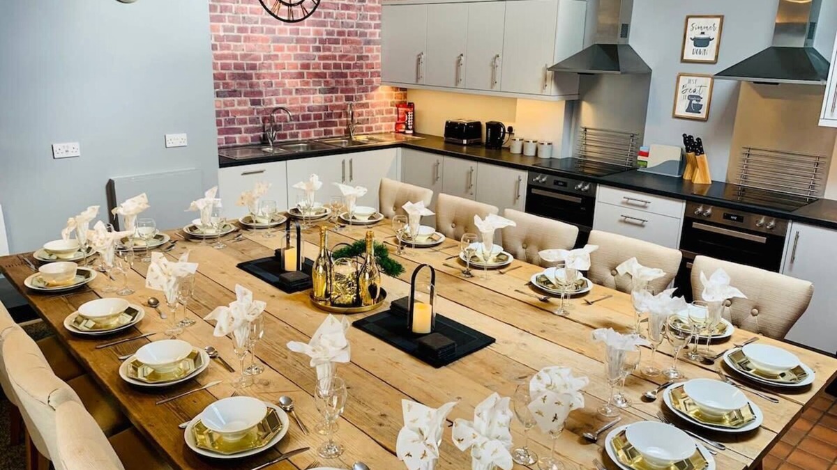 Flint Apartment | North Wales Gathering-9 Bedroom-10 bathroom-EV Charger