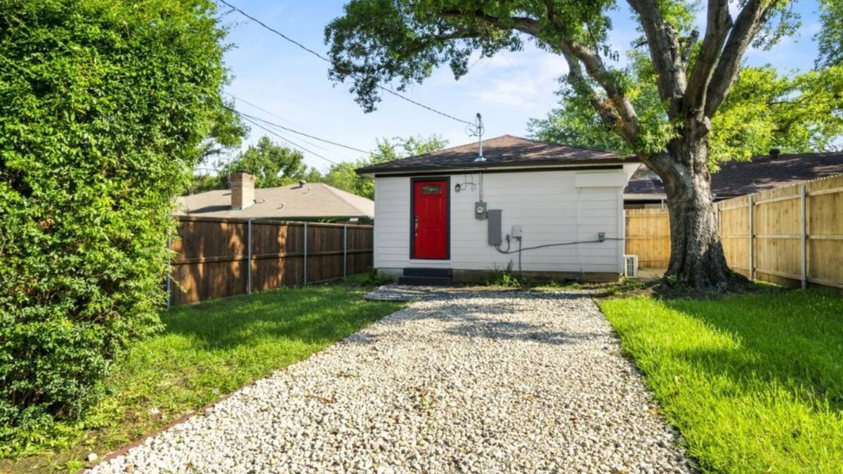 Northwest Dallas House | North West Dallas Guesthouse l King Bed l Washer & Dryer