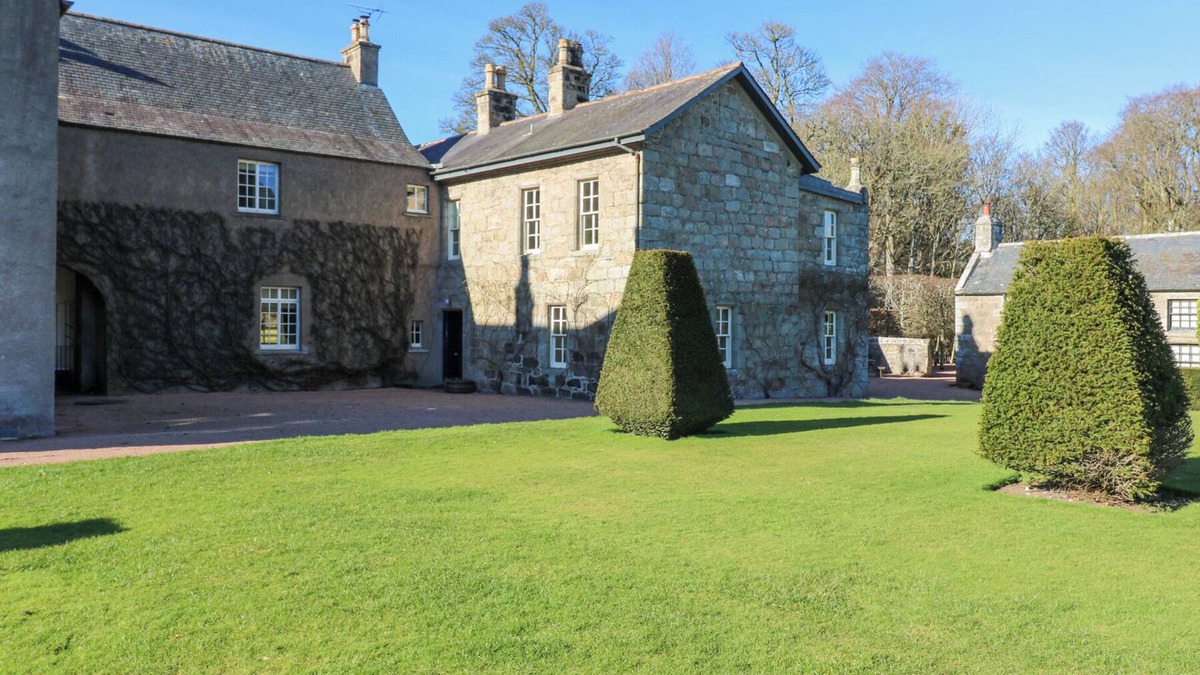 Ellon Cottage | NORTH WING - PITMEDDEN GARDENS, family friendly in Pitmedden
