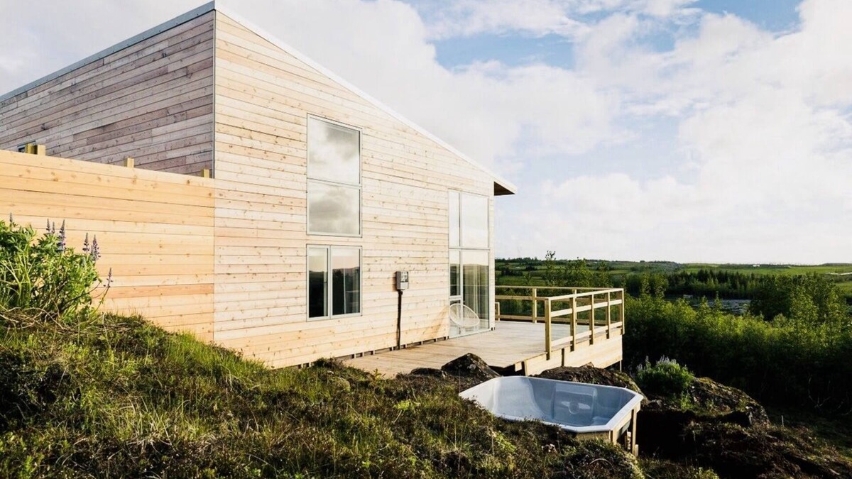 Mosfellsbaer Villa | Northern lights villa v/hottub 10 minutes to Reykjavik.