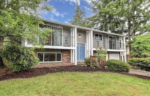 Everett House | Northern Seattle- Everett Home