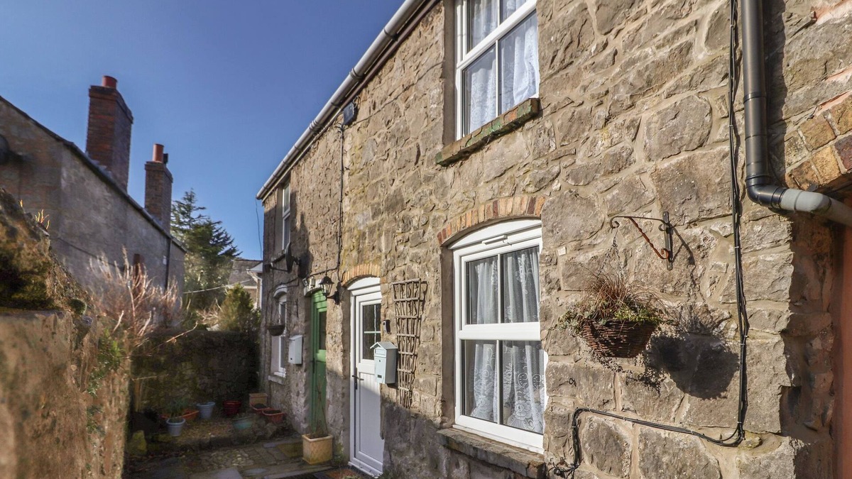 Holywell Cottage | NORTHGATE COTTAGE, pet friendly, character holiday cottage in Caerwys